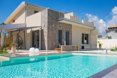 Image de Appartement 'In Villa Con Piscina' avec vue sur la mer, Wi-Fi et climatisation.