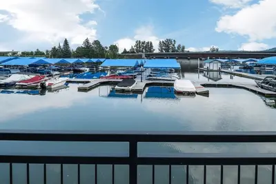 Image de Stay and Play Downtown | Sandcreek Lofts Overlooks Marina