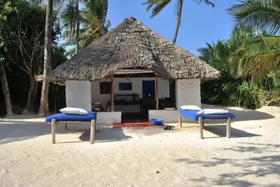 Bungalow privé Zero minutes de la plage. Avec service 3*  eau gaz électr Wifi.