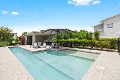 Image de Coastal Oasis - Pool, Parking, Walk to Everything