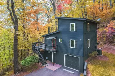 Image de Private Mtn Retreat, 2 suites, firepit, fireplace, gamerm, deck, on paved road.