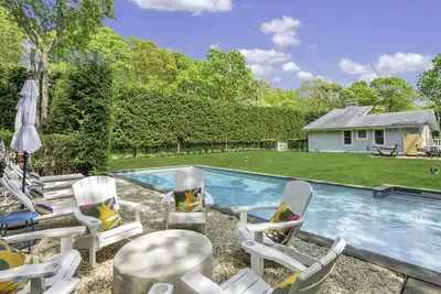 Image de Contemporary home, newly built, heated pool and hot tub, large deck and. . .