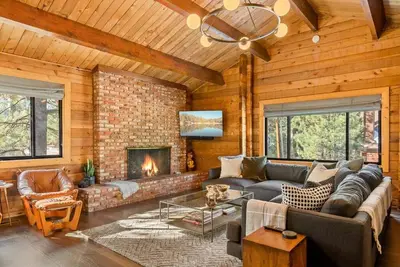 Image de Shadow Wood Lodge + Hot Tub in Fox Farm!