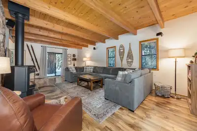 Image de Evergreen Lodge-- w/Hot tub, A/C, Ev Charger