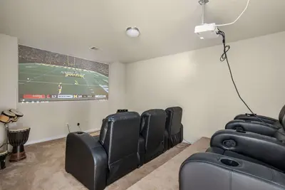 Image de 4 bedroom house with theatre! 10 minutes from Six Flags Hurricane Harbor!