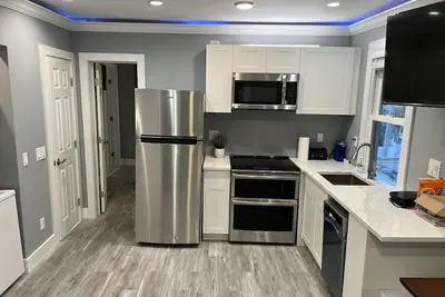 Image de Cozy spot next to Duval with swim spa - 2bed/2bath
