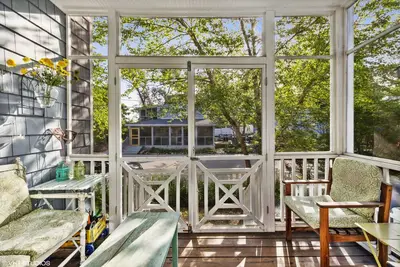 Image de Spacious beach home, steps to beautiful Lake Michigan beach, new listing