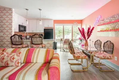 Image de Vintage Glam Retreat in Montrose, Houston's Heart!