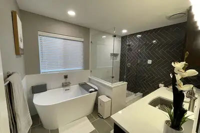 Image de Beautiful home away from home. 5 mins from Joe Pool Lake.