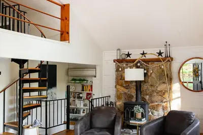 Image de Hot Tub! Charming Chic Mount Gem On Sleepy Creek for 8 Hike\/Fish\/Ski 4 acres