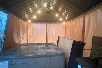 Image de Cozy Chic of Cheboygan: Private Main Level - Hot Tub, Tanning & Massage Chair!