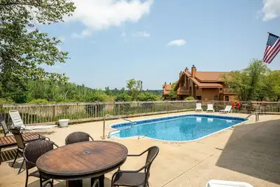 Image de Schuss walk to slopes, close to Lakes, sleeps 6, King bed. golf, mountain view!