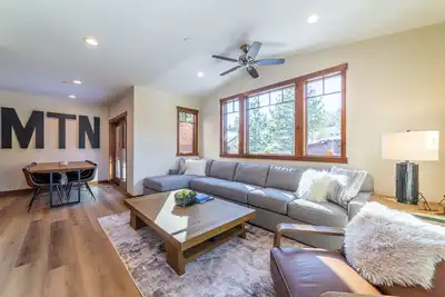 Image de Brand New Luxury Townhome Wifi, Ev Charger