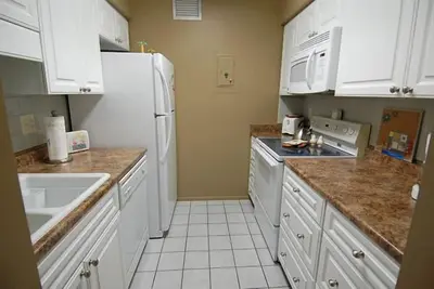 Image de Many Recent Upgrades Including Tile Floor & Furnishings.