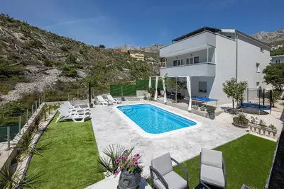 Image de Superbe maison Ă Zrnovnica avec jacuzzi