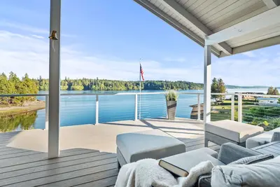 Image de Grapeview- Luxury Waterfront Home w\/ Hot Tub