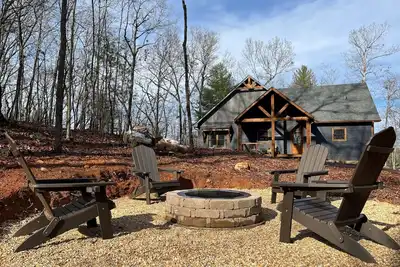 Image de Private modern rustic cabin with large hot tub, pool table, fire pit and more!