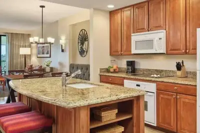 Image de 15 minutes to the theme parks! Family-sized condo with free internet.