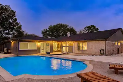 Image de H-Town Pool House • Arcade • Pool Table • 2 King Bd • Hbo Max• 6 Beds