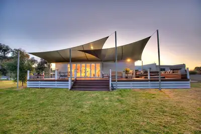 Image de Luxury Riverfront Retreat