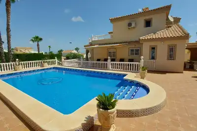 Image de 5 bedroom 4 bathroom villa with private pool 9mx5m and bar in Gran Alacant.