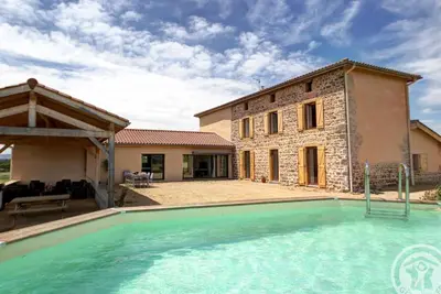 Image de Gîte de luxe avec spa, piscine et sauna, animaux admis à Pinay