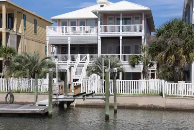 Image de Exquisite-CanalWaterfront, 5br/5. 5ba Elevator HTub GolfCart, PPong, all includedWOW