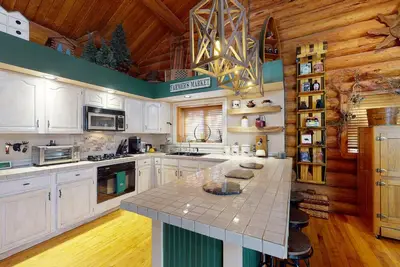 Image de Log Cabin with Hgtv Style Backyard Incredible property
