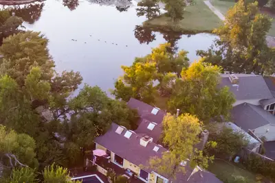 Image de Beautiful House on the Lake with pool and hot tub