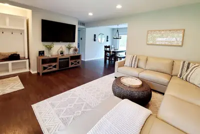 Image de *New* Your Charming Clarkston Home Away From Home