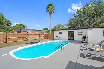Image de Poolside Retreat | 3 Bed | Sleeps 10 | Heated Pool | North Tampa