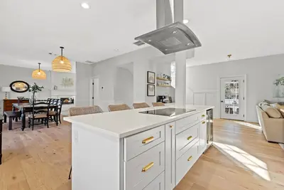 Image de Renovated Home w/ Near Beaches w/ Heated Pool!