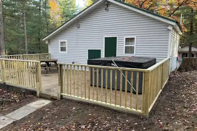 Image de Small quaint cabin with outside hot tub, sleeps 6!