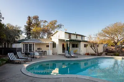 Image de Large family home with pool, barbecue and mountain views!
