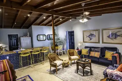 Image de Bougainvillea Bungalow Large private happy home close to beaches shopping dining