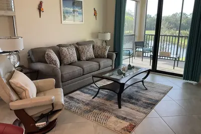 Image de This exquisite 2 bedroom plus a third room which is a office/3rd br