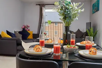 Spacious 5 Beds House: Garden & Free Parking - 中国搬迁\n