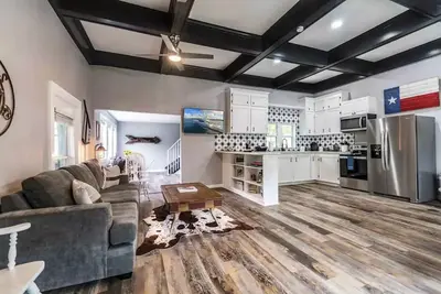 Image de Historical Leander Lodge: Sleeps 8, 2 Blks to Lake Travis