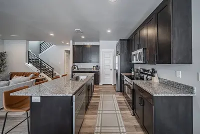 Image de Brand New Townhome sleeps 12.