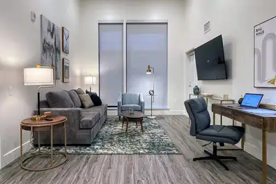 Image de Bright & Sunny Top Floor • Ada Elevator • Walk Downtown • Garage • in-unit W\/D
