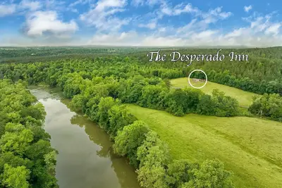 Image de The Desperado Inn is a charming secluded cabin with Mountain Fork River access