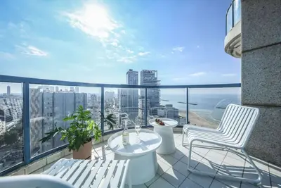 Image de Luxury 2br Apt w Balcony & Beach View