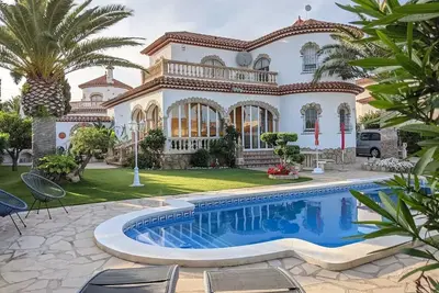 Image de Luxurious villa, pool, air conditioning, fantastic garden directly in Miami Platja