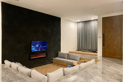 Image de LeRoca, Villa with Pool, 15 min to Paris Van Java mall