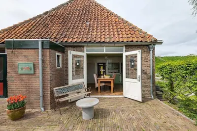 Image de Characteristic farmhouse on the dike