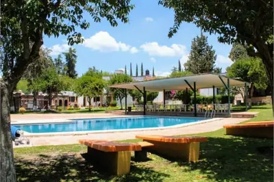 Image de Nice house in front of the pool, lake and green area!