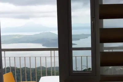 Image de Blowing in the Wind Taal Lake View - 1 Bedroom Apartment with Balcony