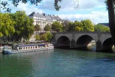 Marais Notre Dame Medieval-2br/2SdE, calm, comfort, A/C, WiFi, ideal