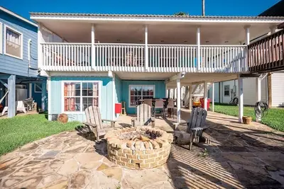 Image de All Decked Out - Spacious Home with Fabulous River Views