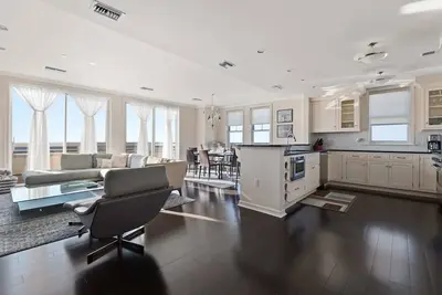 Image de Luxury Living at The Grand!